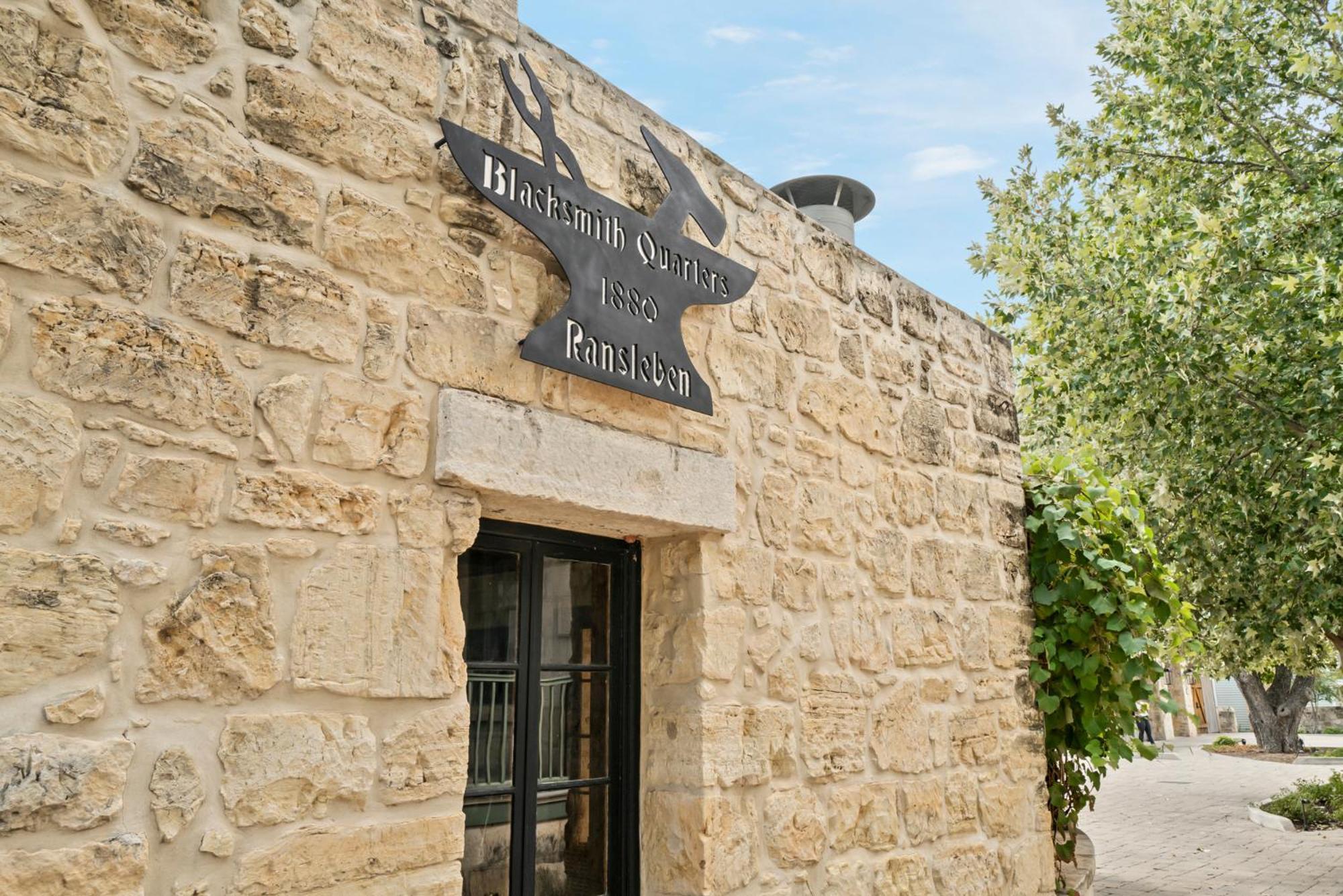 Blacksmith Quarters Fredericksburg Buitenkant foto